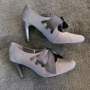 Ann Merino Gray Pumps with cutouts and bow Size 7
